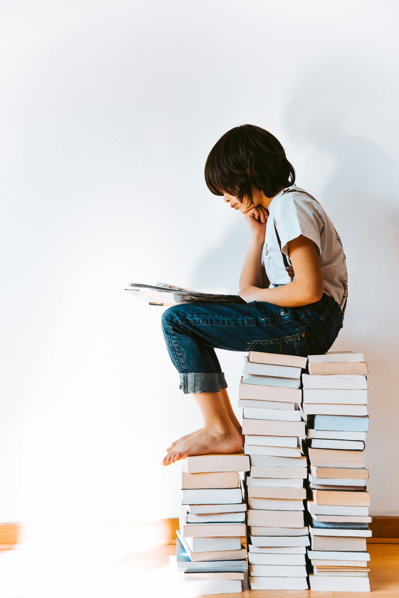 Imagen de un niño leyendo