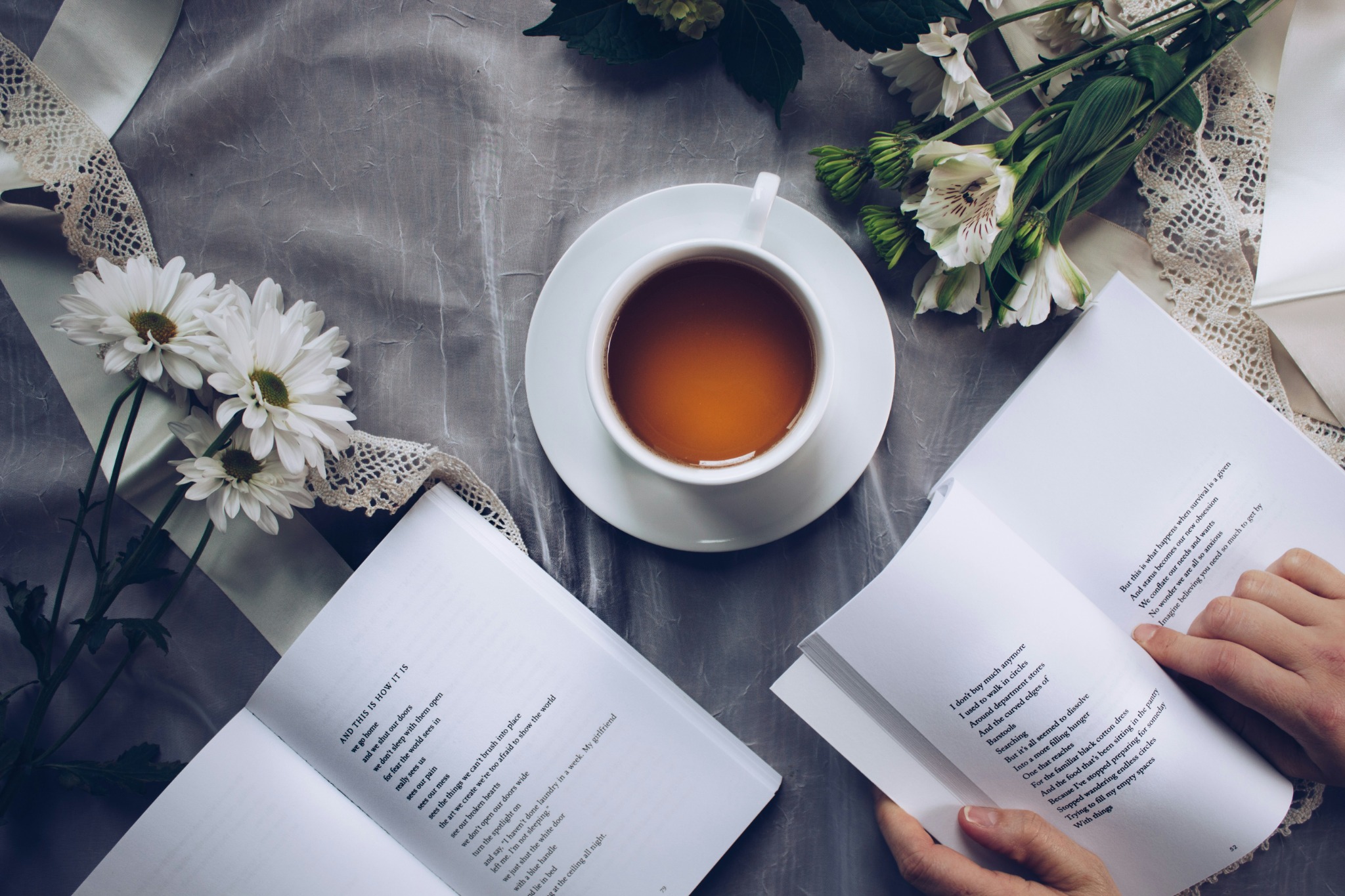 Libros y taza de té